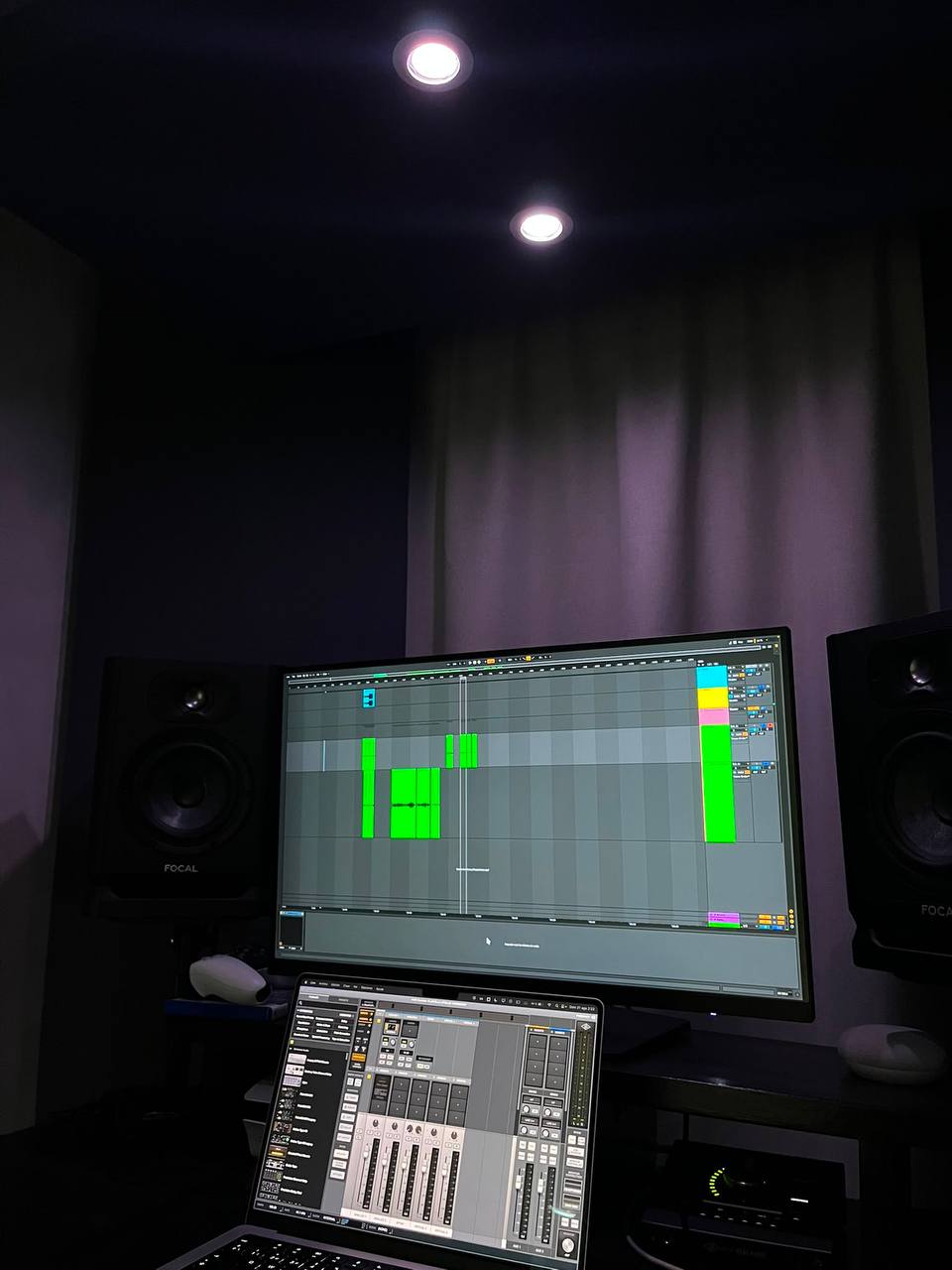 Mesa de mezclas del estudio Phase-19, Getafe, otra vista